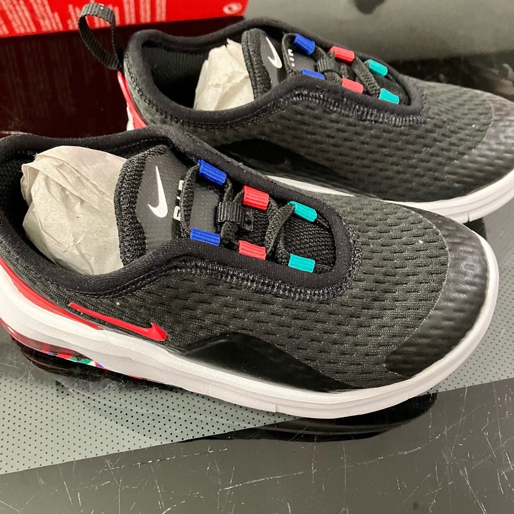 Brand new in box Nike air max motion size 8 (toddler)